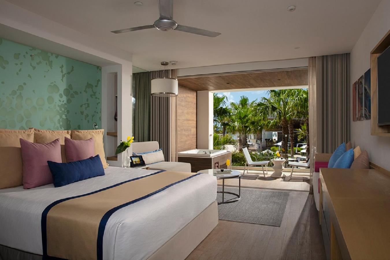Preferred Club Junior Suite Tropical View King,1285332433:JPEG